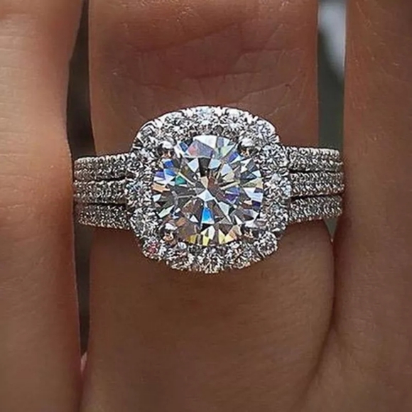 Gorgeous Engagement Ring - Picture 5 of 5